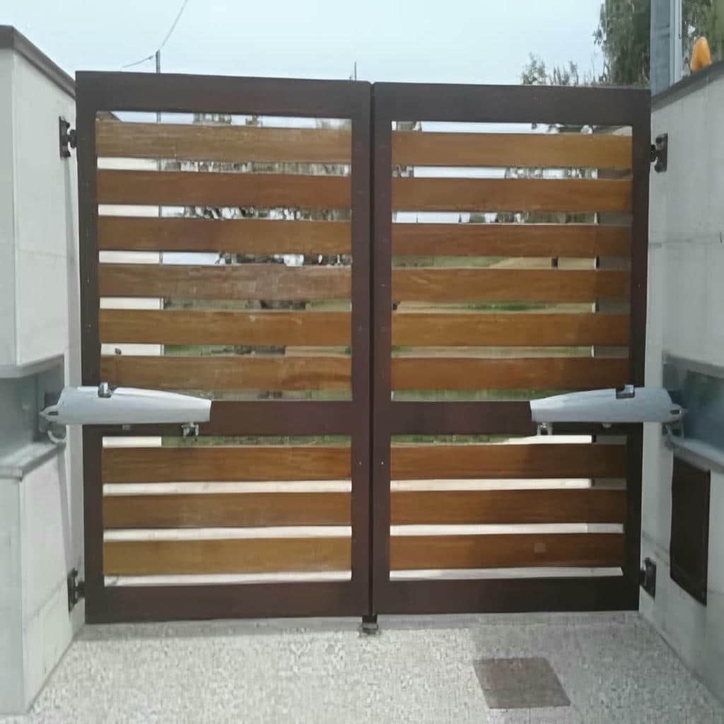 نمای نزدیک از جک درب پارکینگ نقره‌ای کنار لولا