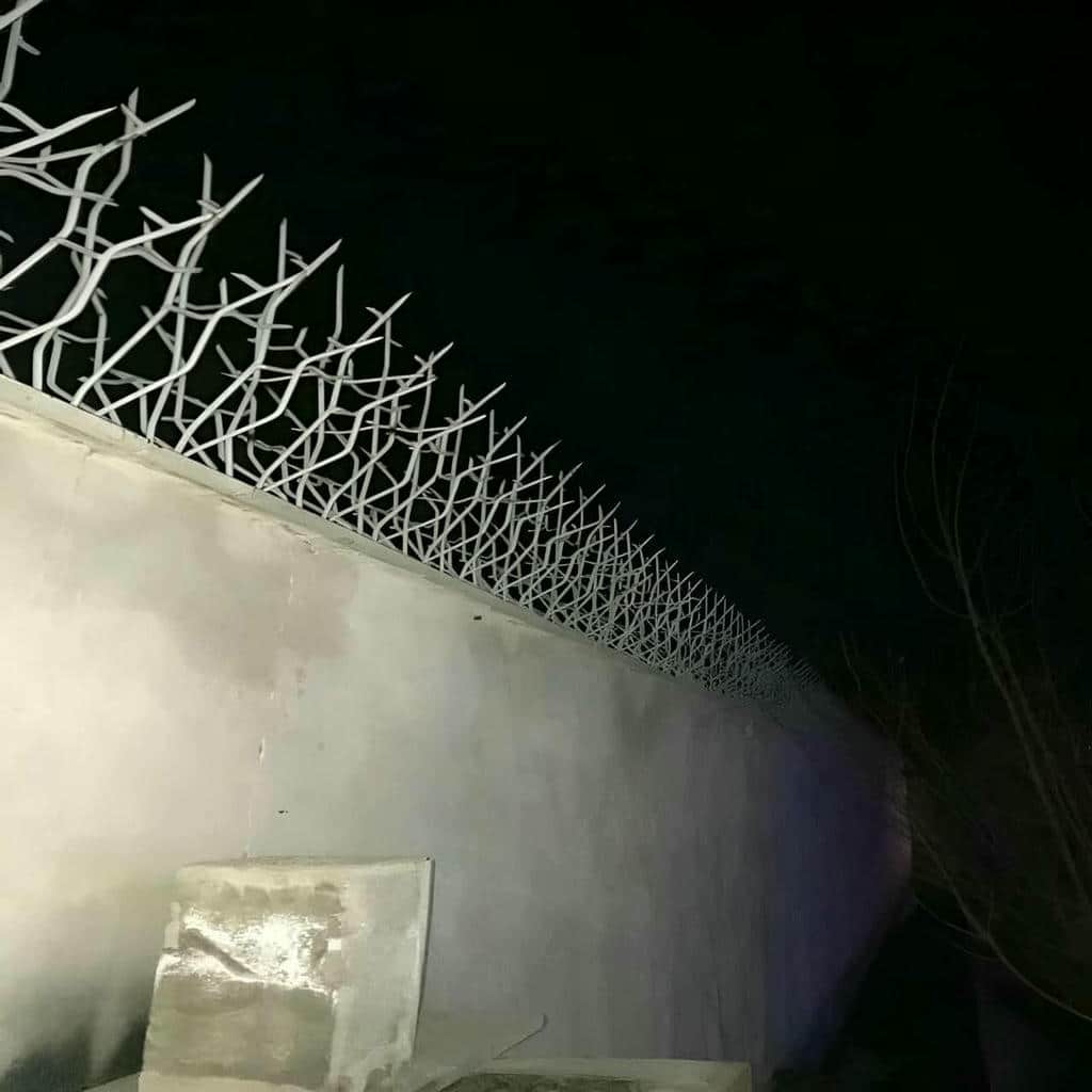 نمای نزدیک جوش‌های منظم نرده پیرامونی