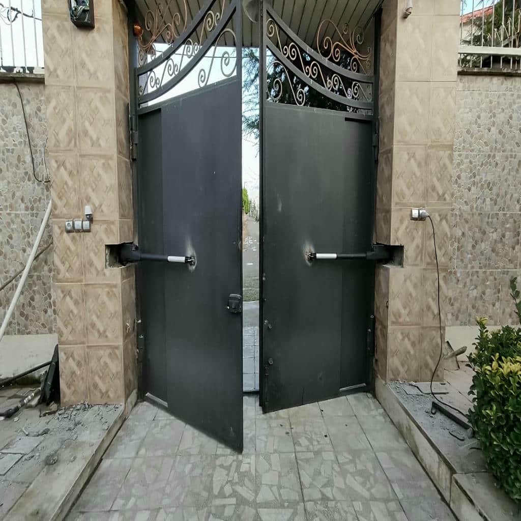 نمای نزدیک جک درب پارکینگ با بدنه فلزی