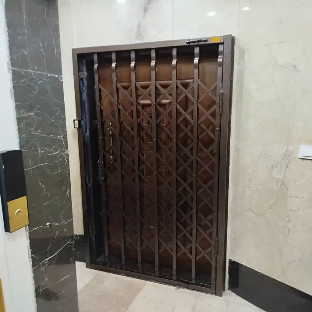 نمای نزدیک دستگیره طلایی روی محافظ کشویی تیره نمای نزدیک دستگیره طلایی روی محافظ کشویی تیره