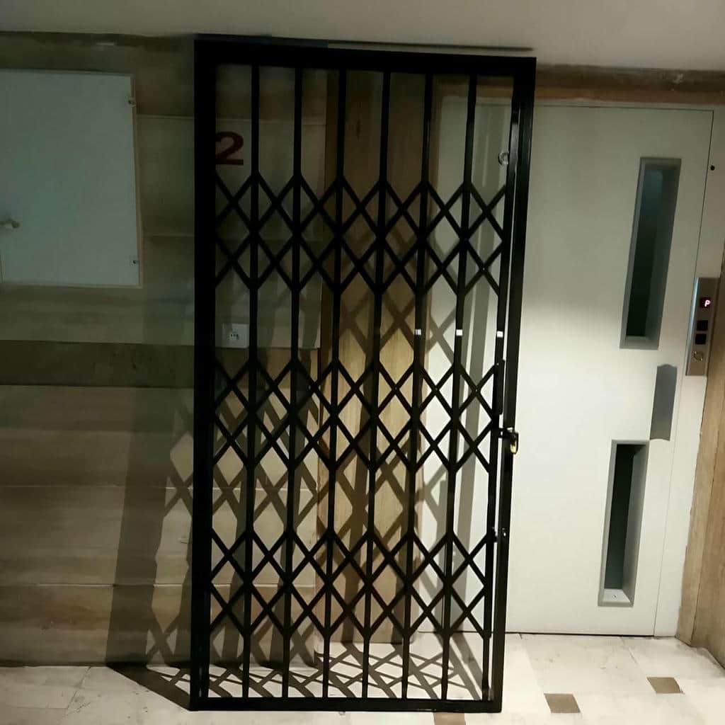 نمای نزدیک دستگیره فولادی گارد ورودی
