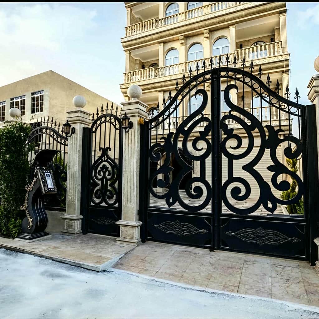 نمای نزدیک زبانه قفل در چهارچوب فلزی سفید