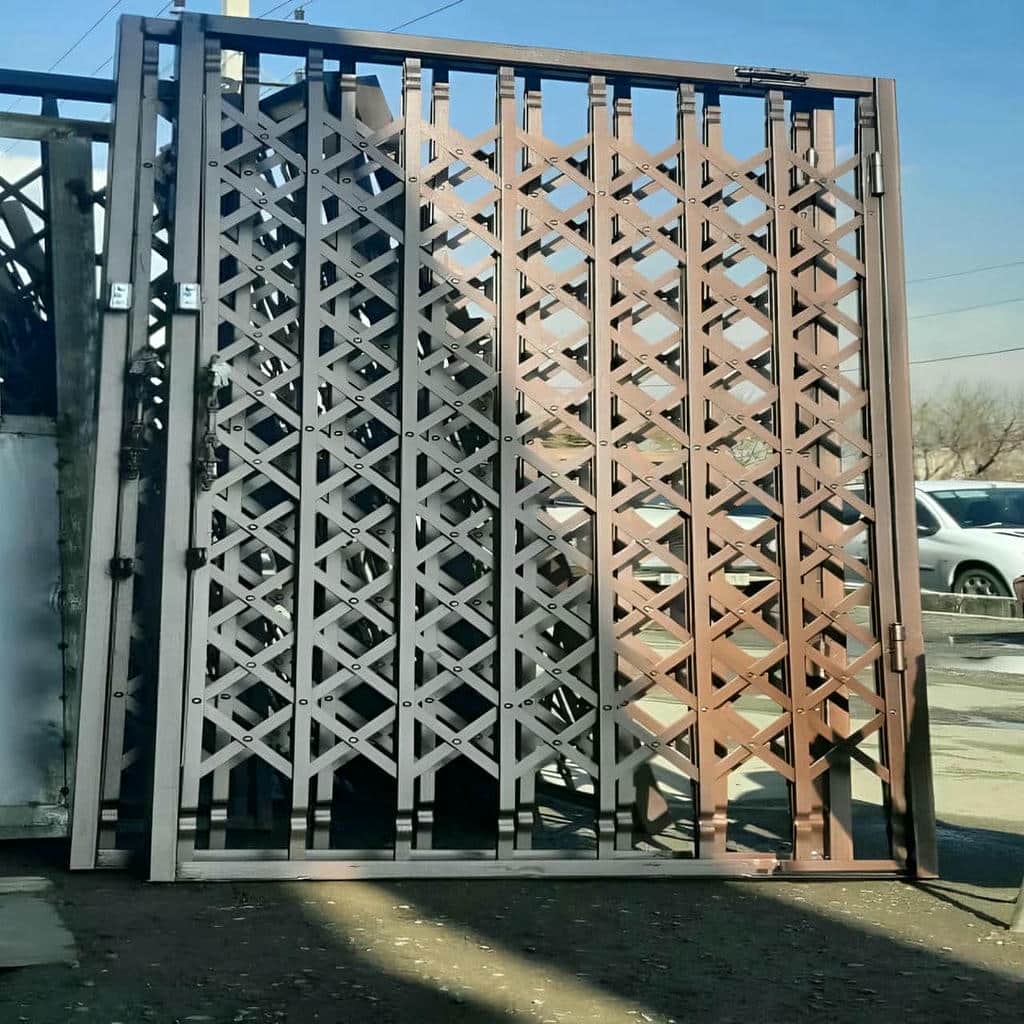 نمای نزدیک زبانه قفل فلزی در ورودی مسکونی