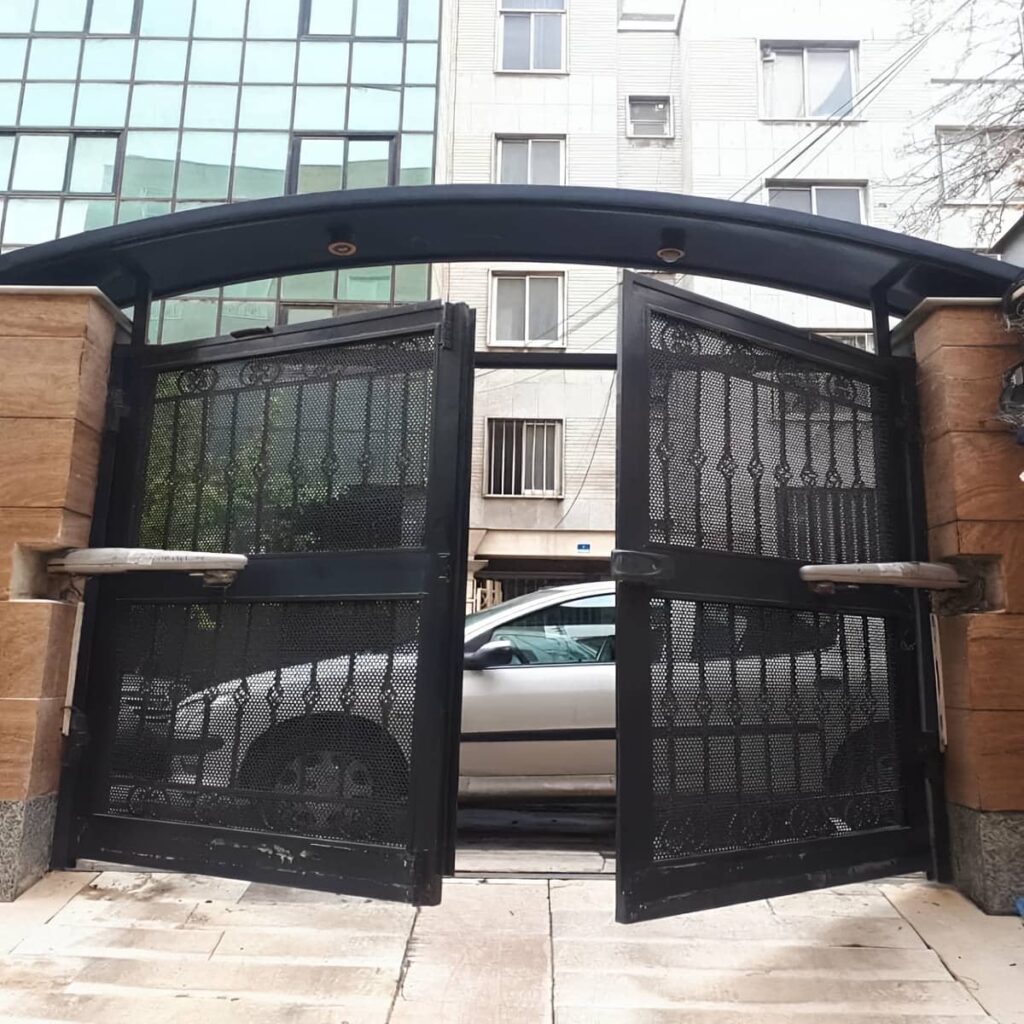 نمای نزدیک قفل برقی ورودی کلاسیک در اهواز