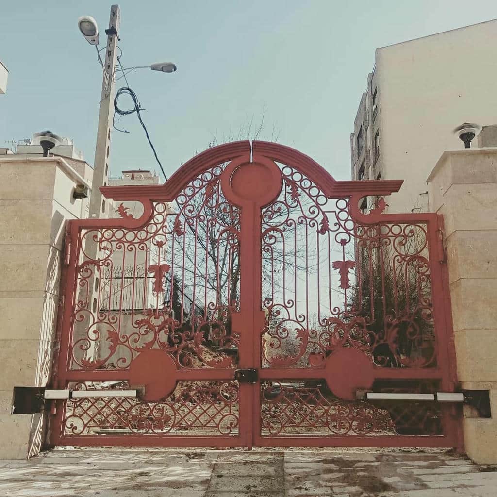 نمای نزدیک قفل برقی کنار لنگه بسته پارکینگ