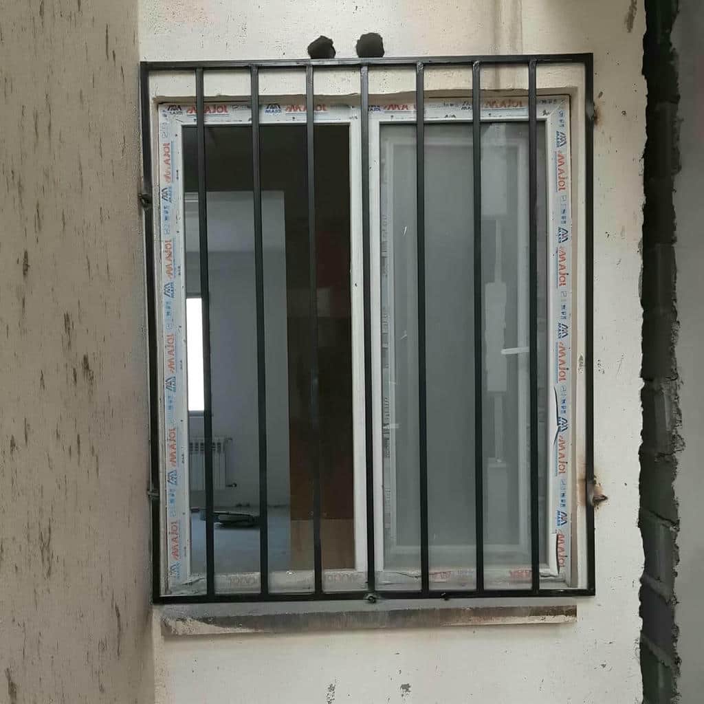 نمای نزدیک قفل داخلی روی گارد لولایی سفید کوچک