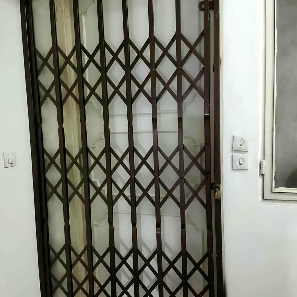 نمای نزدیک قفل فلزی روی گارد سفید