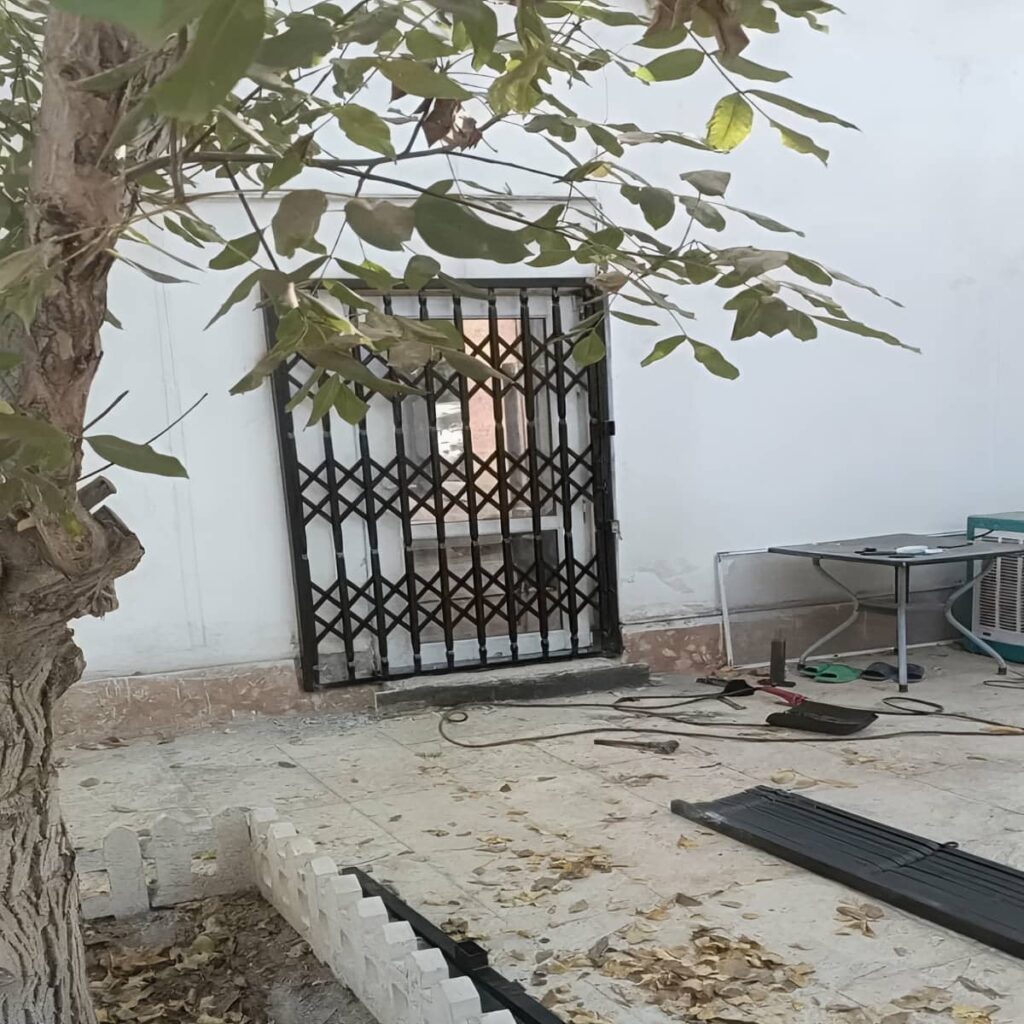 نمای نزدیک قفل محافظ کشویی کنار چهارچوب سفید