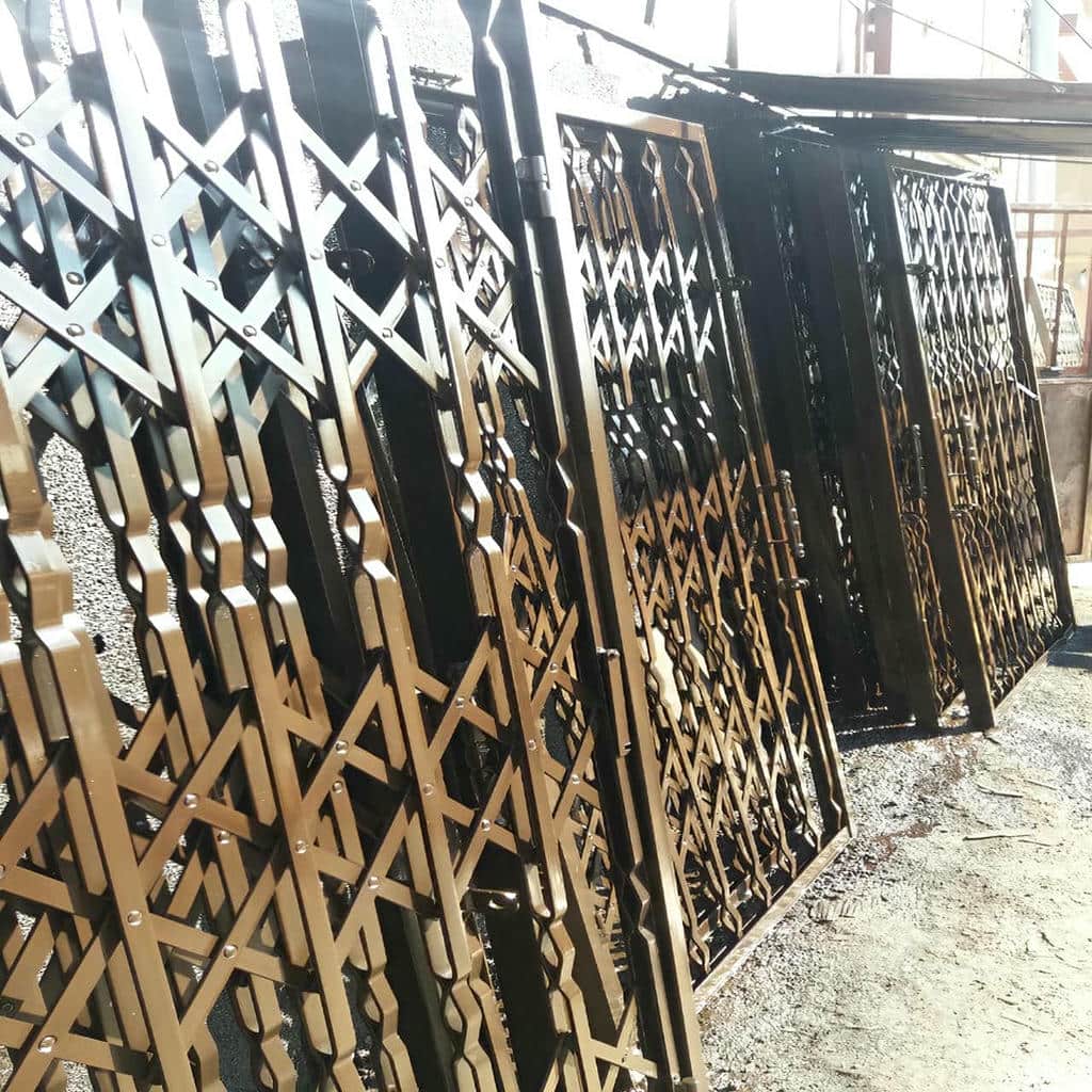 نمای نزدیک پرچ تسمه آهنی روی شبکه تاشو