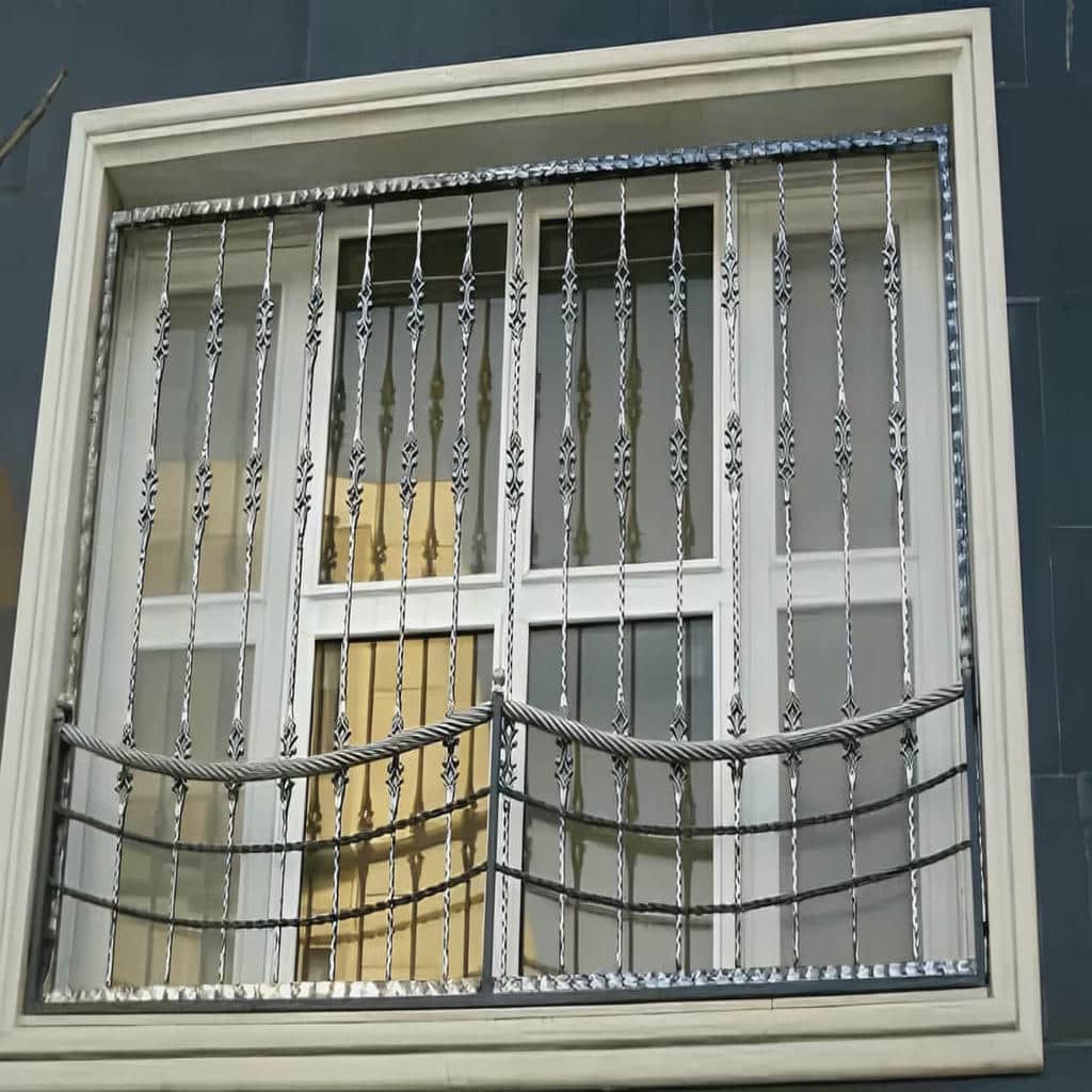 نمای نزدیک گارد فلزی کنار دستگیره سفید بازشو