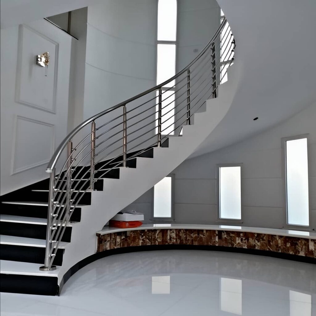 هندریل استیل برسخورده روی پلکان روشن تازهساز هندریل استیل برسخورده روی پلکان روشن تازهساز