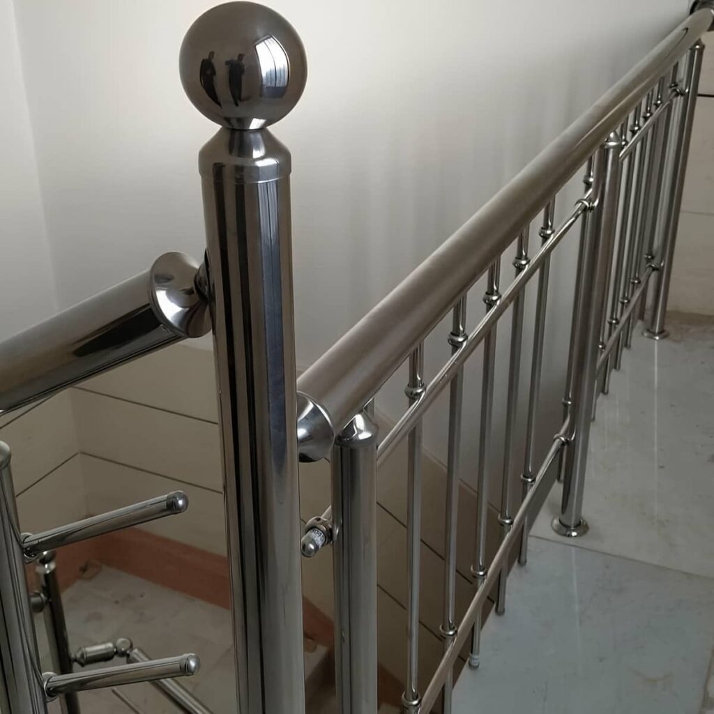 هندریل استیل برس خورده روی پلکان سنگی روشن