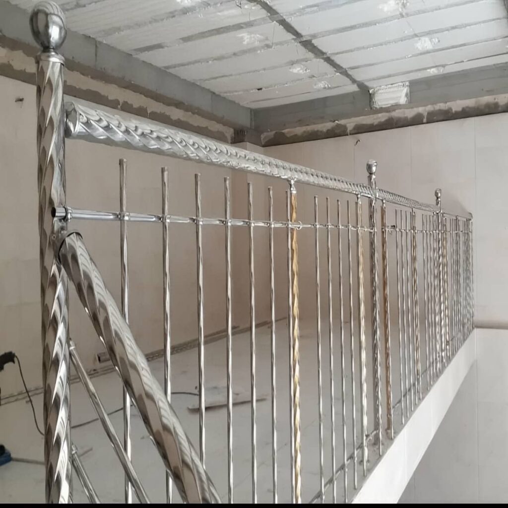 هندریل استیل صیقلی در پاگرد ساختمان مسکونی