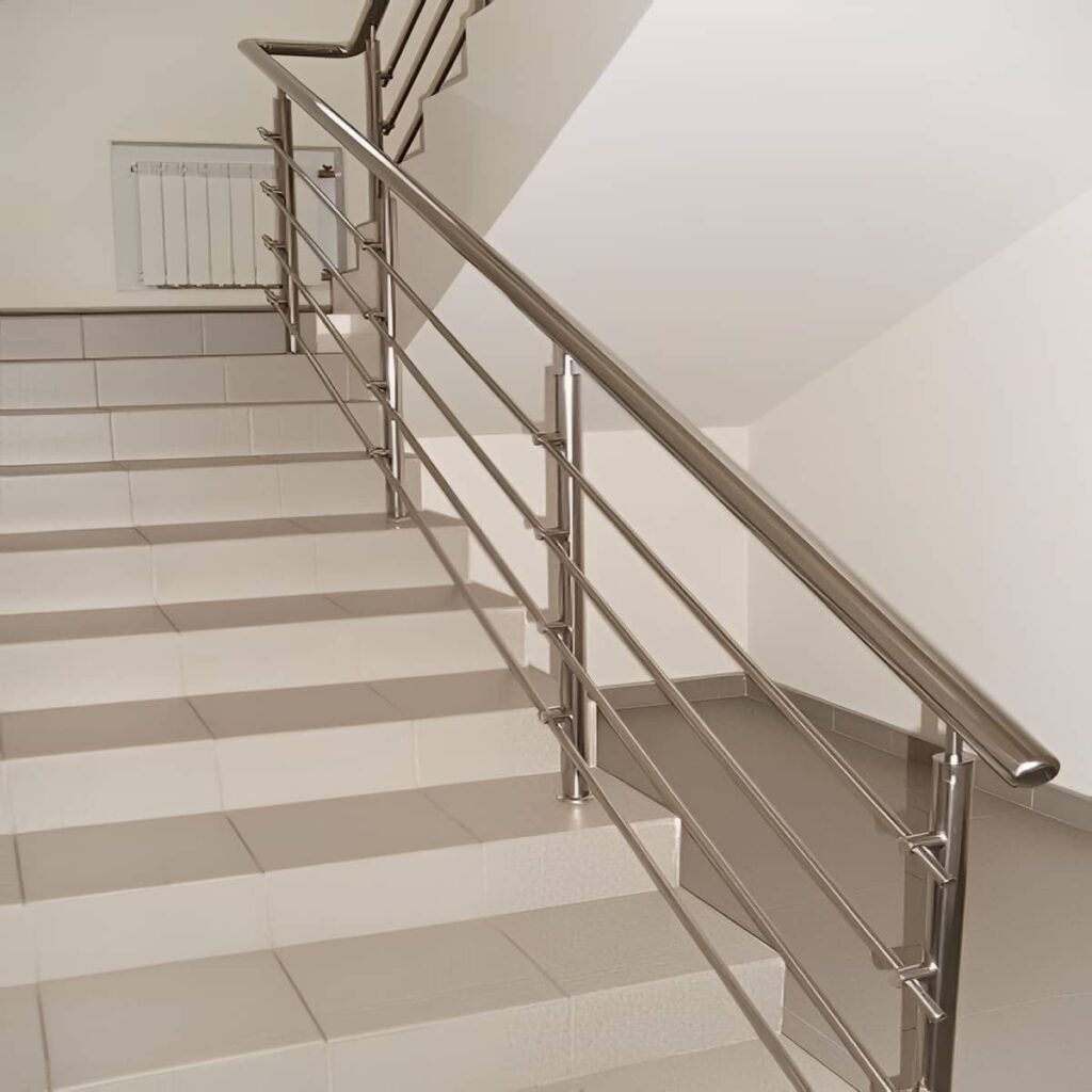هندریل استیل مات کنار پله سنگی حیاط