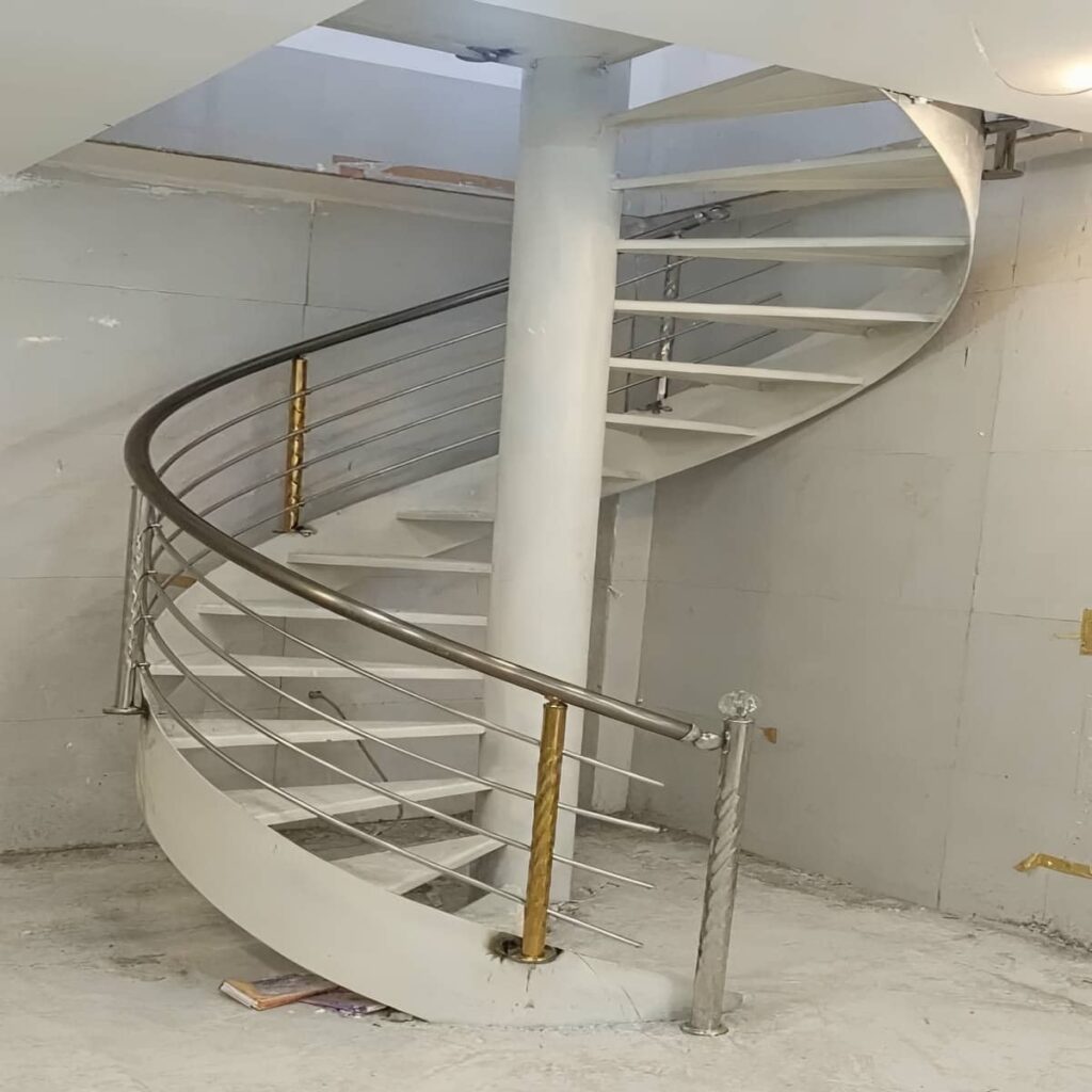 هندریل استیل مات کنار پلکان ورودی نیمه باز