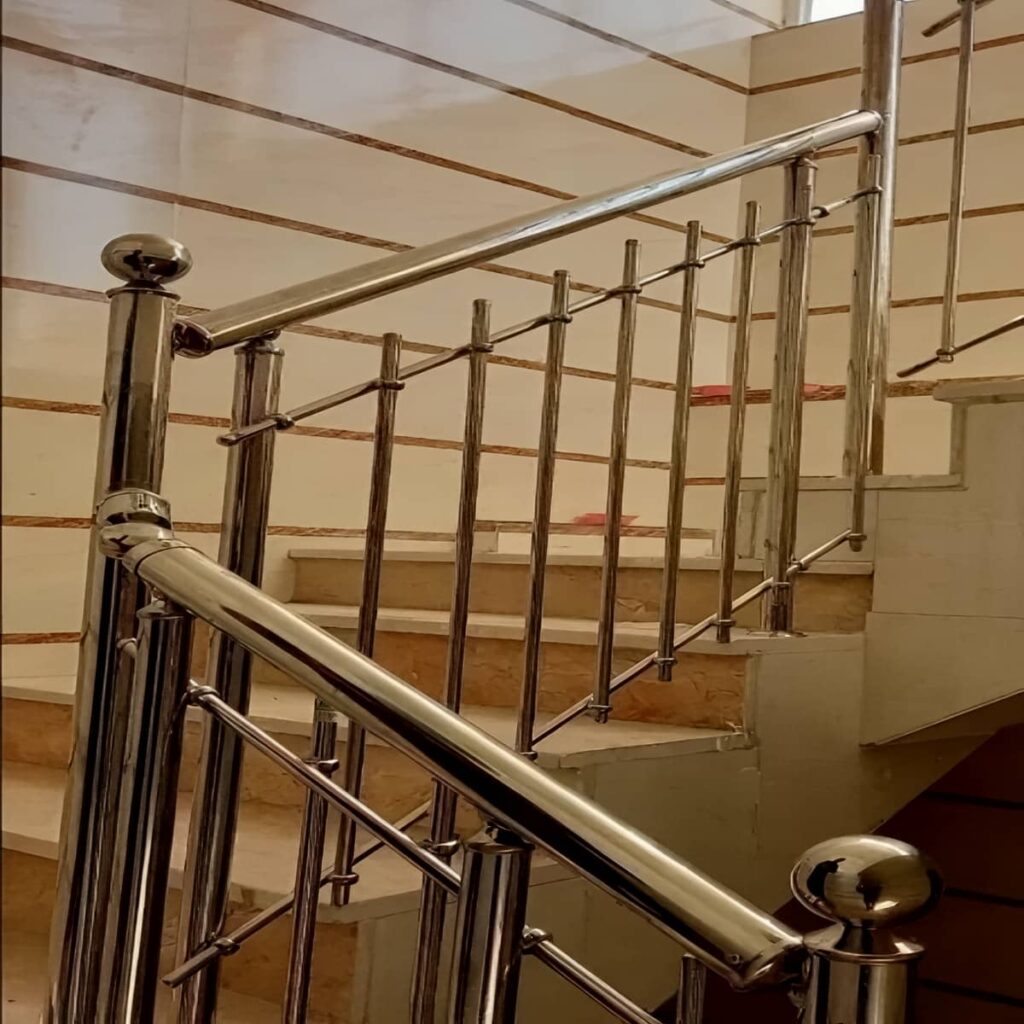 هندریل استیل نقره ای روی دیوار روشن پاگرد