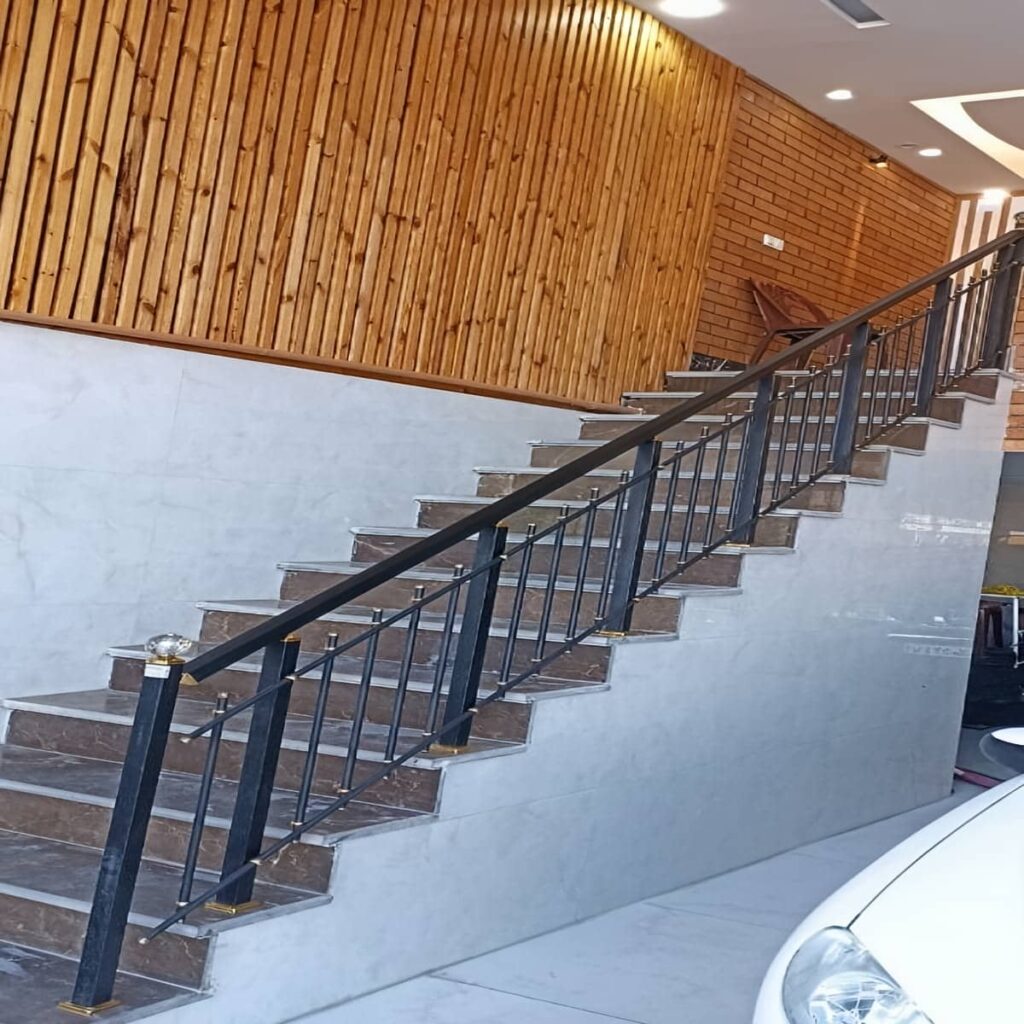 هندریل استیل پیوسته کنار پاگرد شلوغ کرج