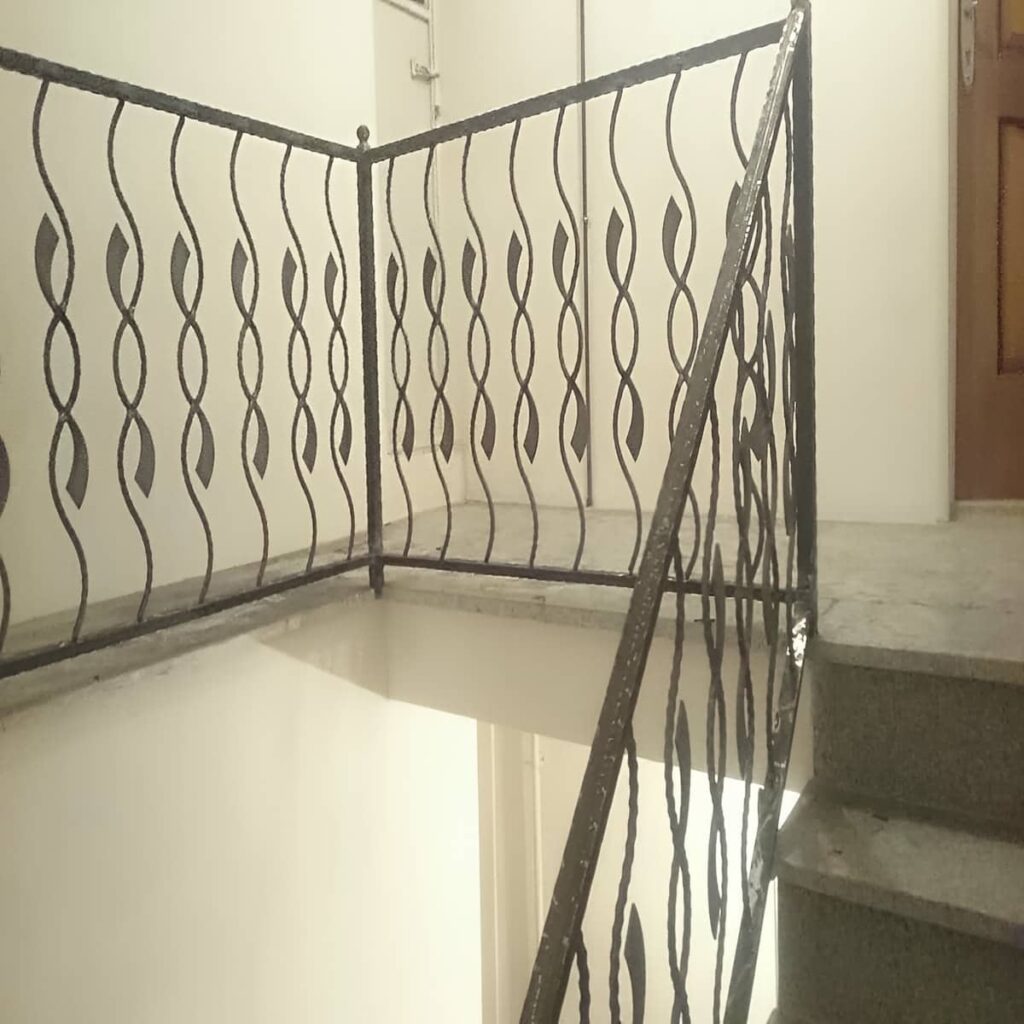 هندریل برس خورده روی پلکان مرطوب ورودی هندریل برس خورده روی پلکان مرطوب ورودی