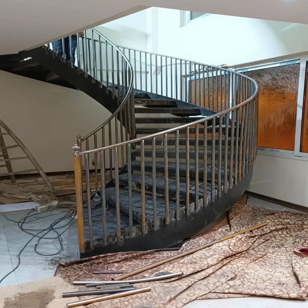 هندریل دیواری استیل کنار پلکان باریک مسکونی