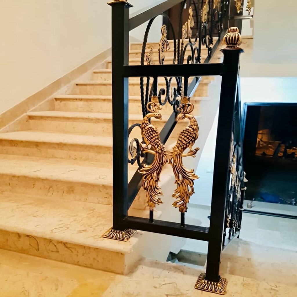 هندریل دیواری خوش دست کنار پله‌های روشن