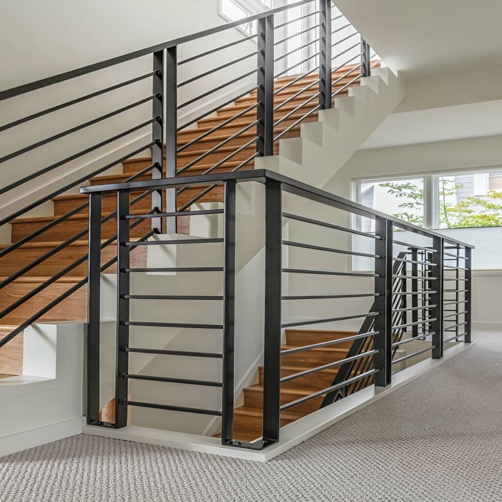 هندریل فلزی خمیده در محل گردش پلکان مسکونی