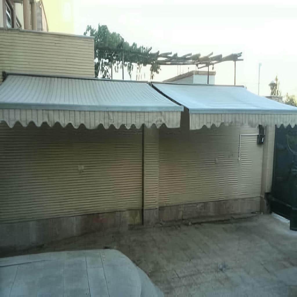 پوشش متحرک جمع شده بالای در چوبی