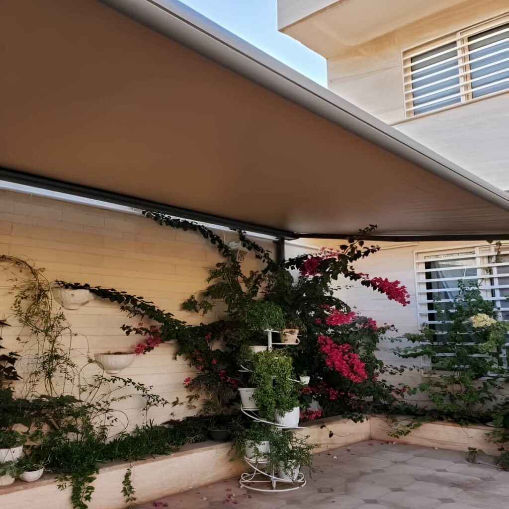 پوشش متحرک زیتونی روی بالکن مشرف به حیاط استان لرستان پوشش متحرک زیتونی روی بالکن مشرف به حیاط استان لرستان