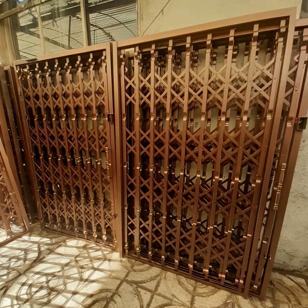 چرخ فلزی داخل مسیر ریل پایینی چرخ فلزی داخل مسیر ریل پایینی