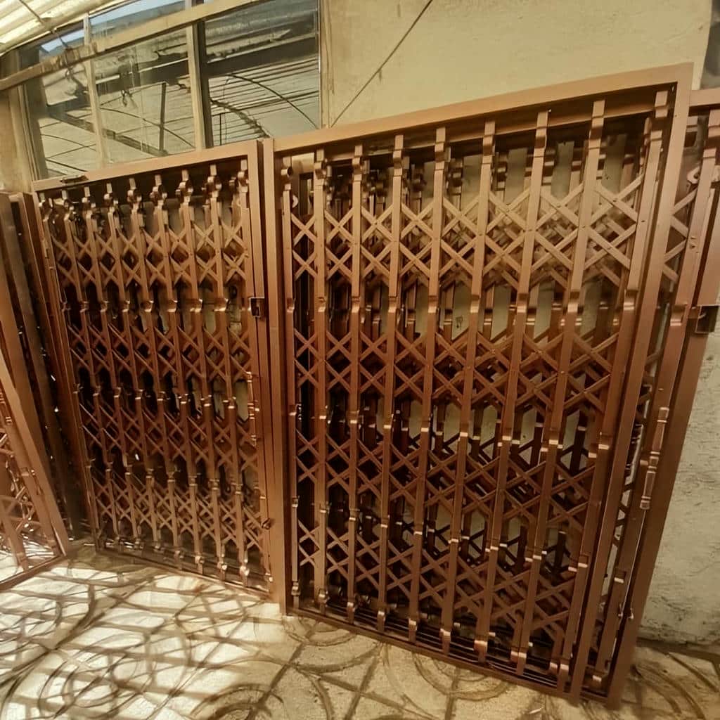 چرخ فلزی محافظ کشویی در مسیر ریل