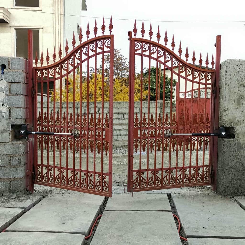 چشمی ایمنی سفید در مسیر ورود خودروی مسکونی