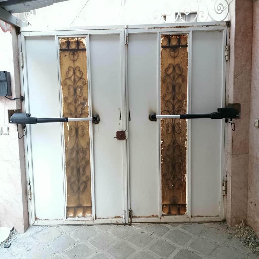 چشمی ایمنی سفید مقابل مسیر تردد خودرو چشمی ایمنی سفید مقابل مسیر تردد خودرو