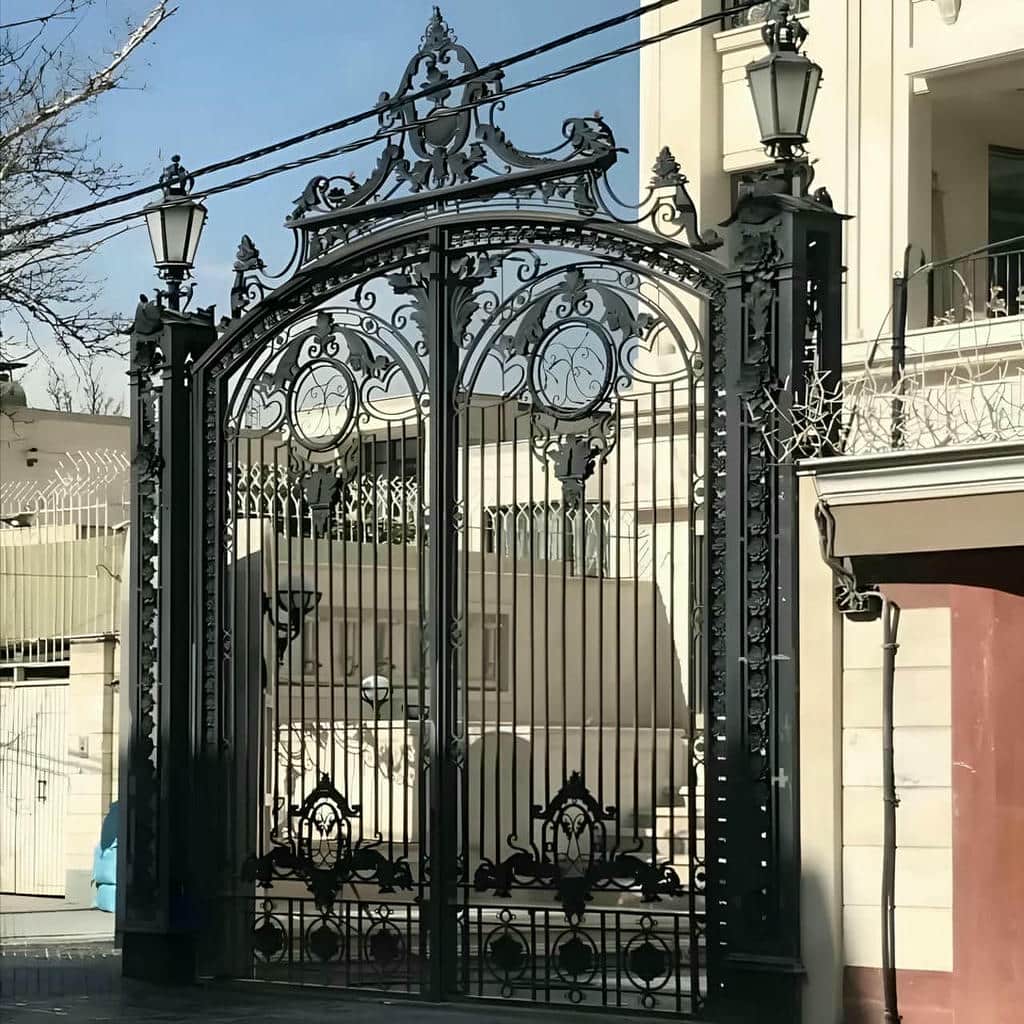 چهارچوب فلزی در استان لرستان هنگام بازدید کارشناس چهارچوب فلزی در استان لرستان هنگام بازدید کارشناس