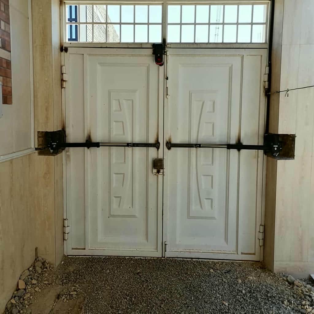 کارشناس بررسی وضعیت موتور در پارکینگ مسکونی کارشناس بررسی وضعیت موتور در پارکینگ مسکونی