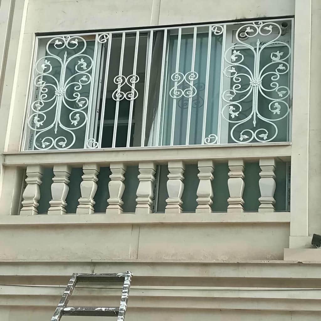 گارد آهنی ثابت با فاصله منظم میله‌ها