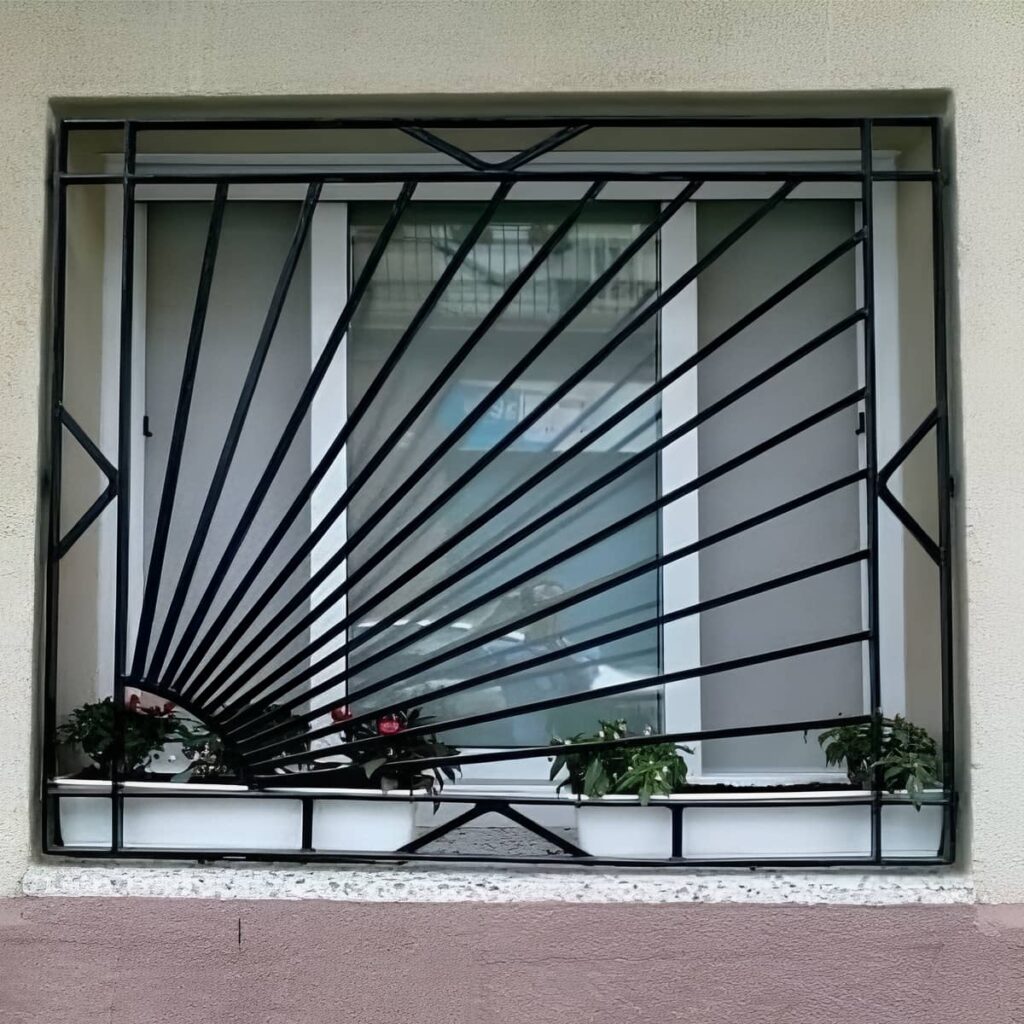 گارد باریک کرم مقابل پنجره اتاق خواب