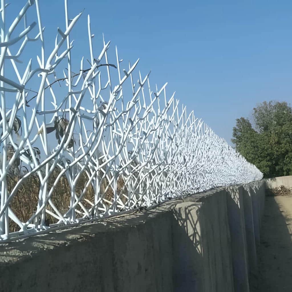 گارد روی دیوار کنار قفل ورودی نفررو