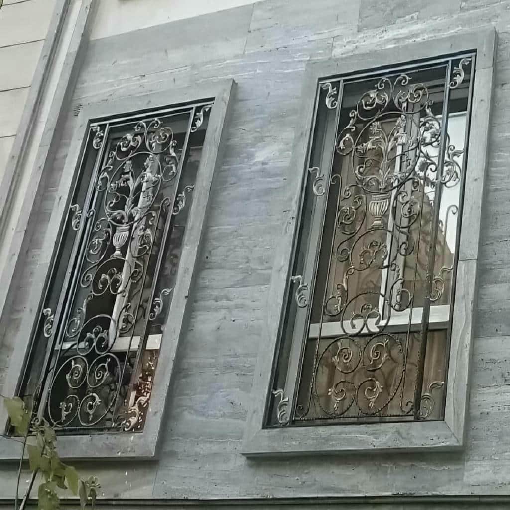گارد عمودی طوسی بر پنجره مشرف به گذر مشترک