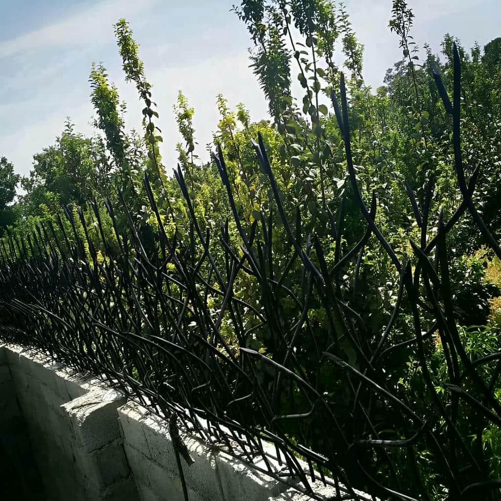 گارد فلزی قهوه ای بالای ورودی پارکینگ گارد فلزی قهوه ای بالای ورودی پارکینگ