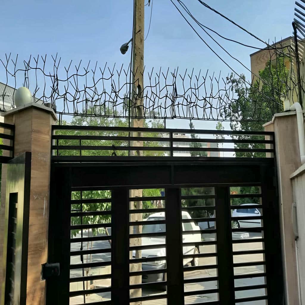 گارد فلزی پیرامون خانه مسکونی در استان اصفهان