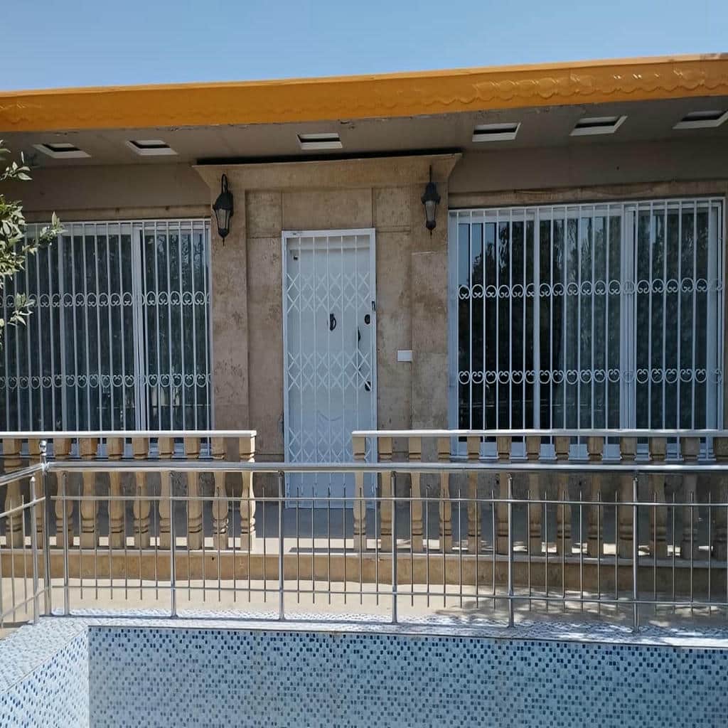 گارد مشکی با میله عمودی مقابل کوچه آفتابی