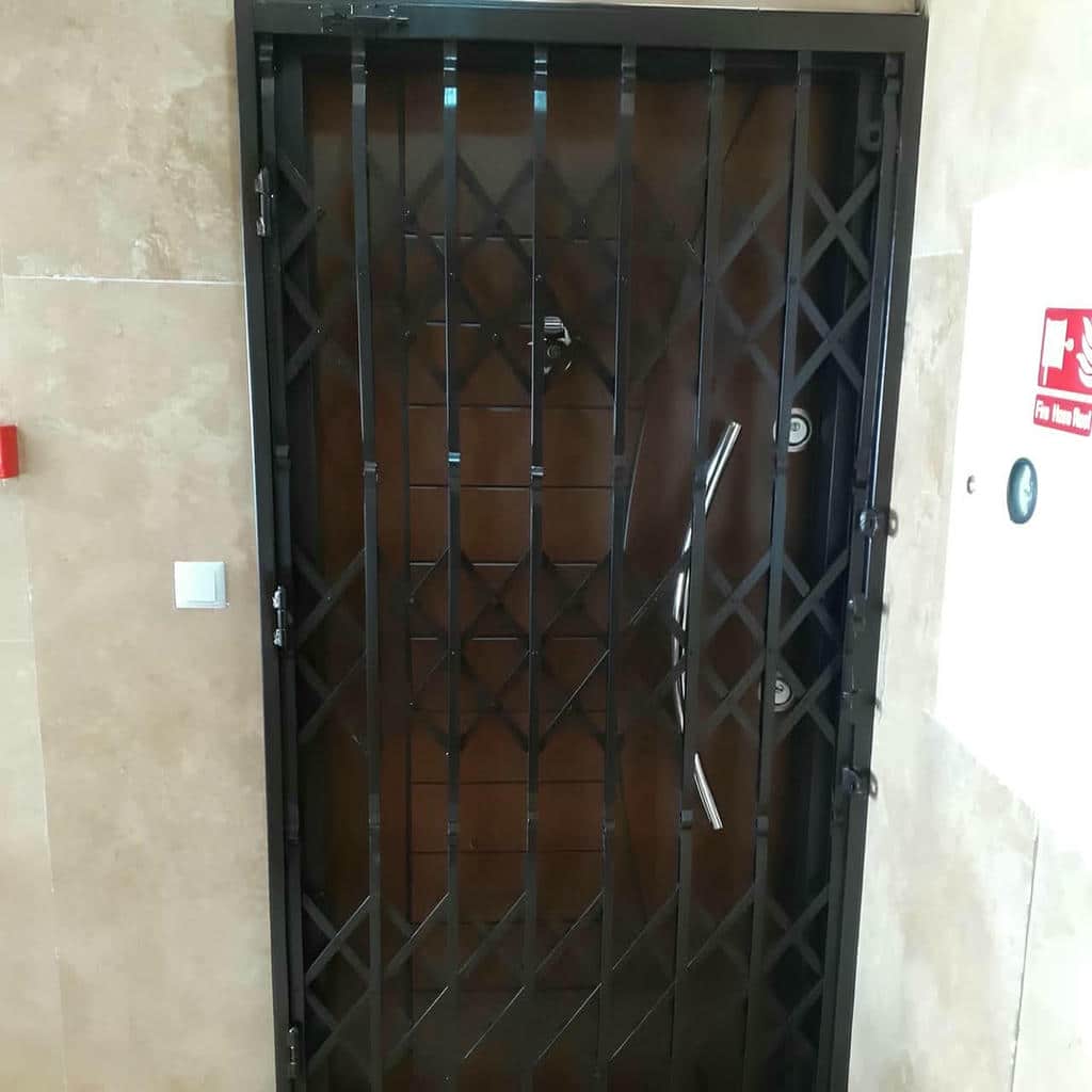 گارد مشکی تاشو کنار چهارچوب سنگی خانه