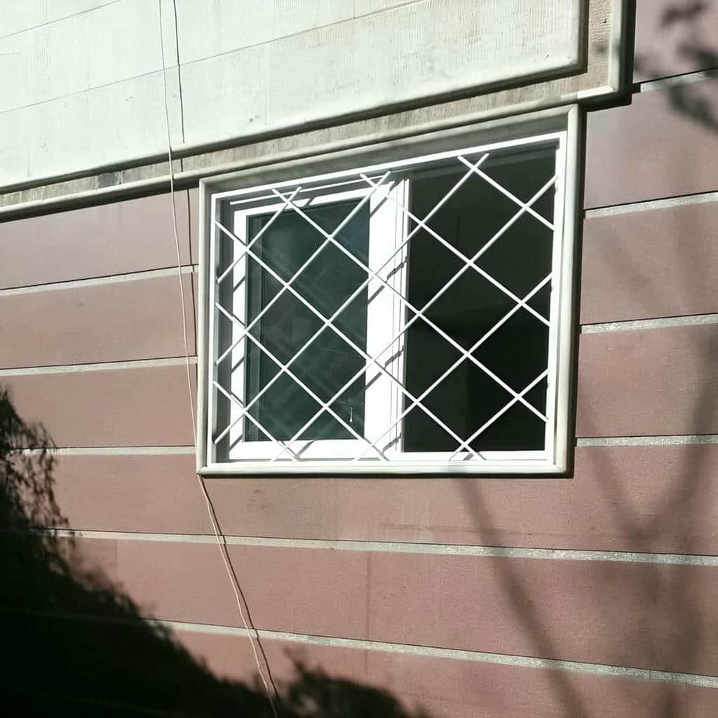گارد پنجره خاکستری با قفل داخلی لولایی