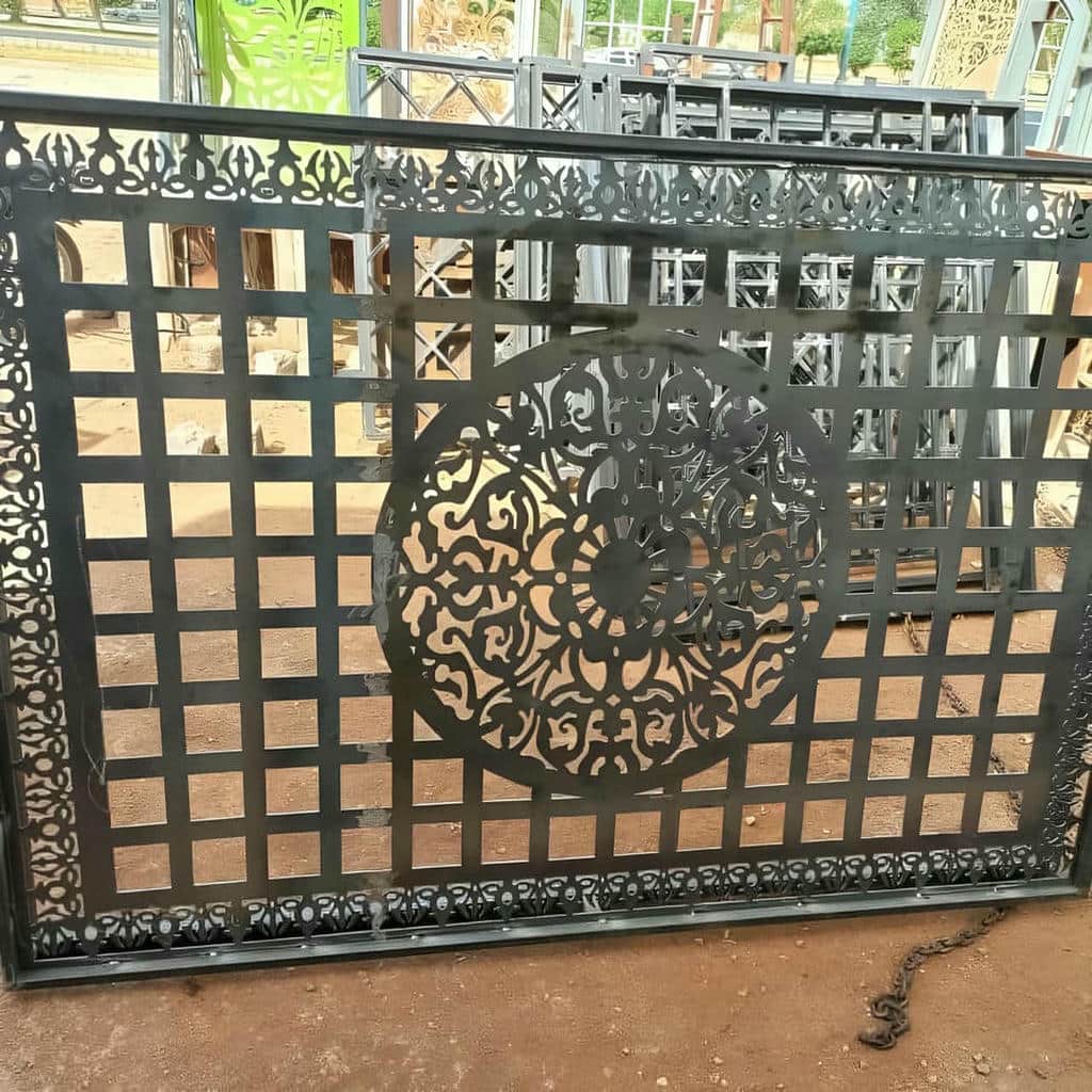 گارد پنجره قهوه ای روی نمای سنتی بازسازی شده