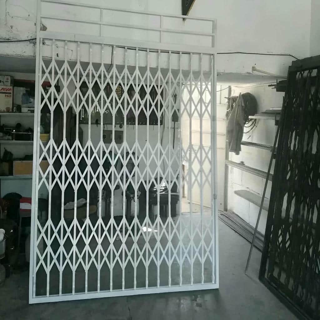گارد کشویی خاکستری جمع شده کنار چهارچوب گارد کشویی خاکستری جمع شده کنار چهارچوب