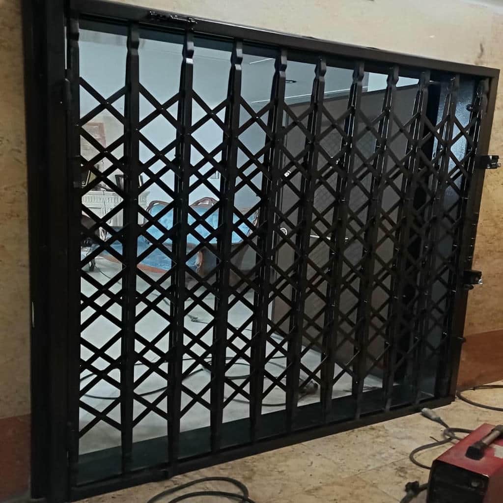 گارد کشویی خاکستری کنار چهارچوب آپارتمان