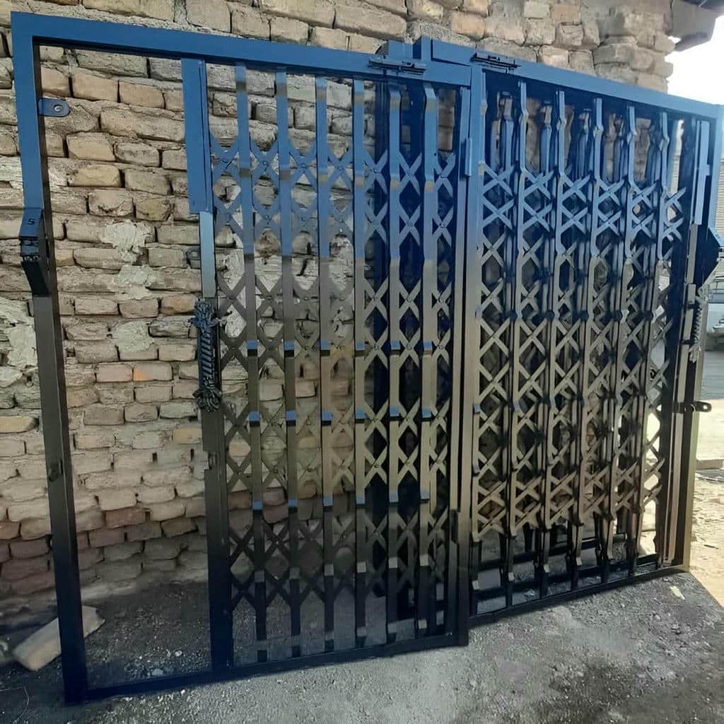 گارد کشویی مشکی جمع شده کنار قاب چوبی