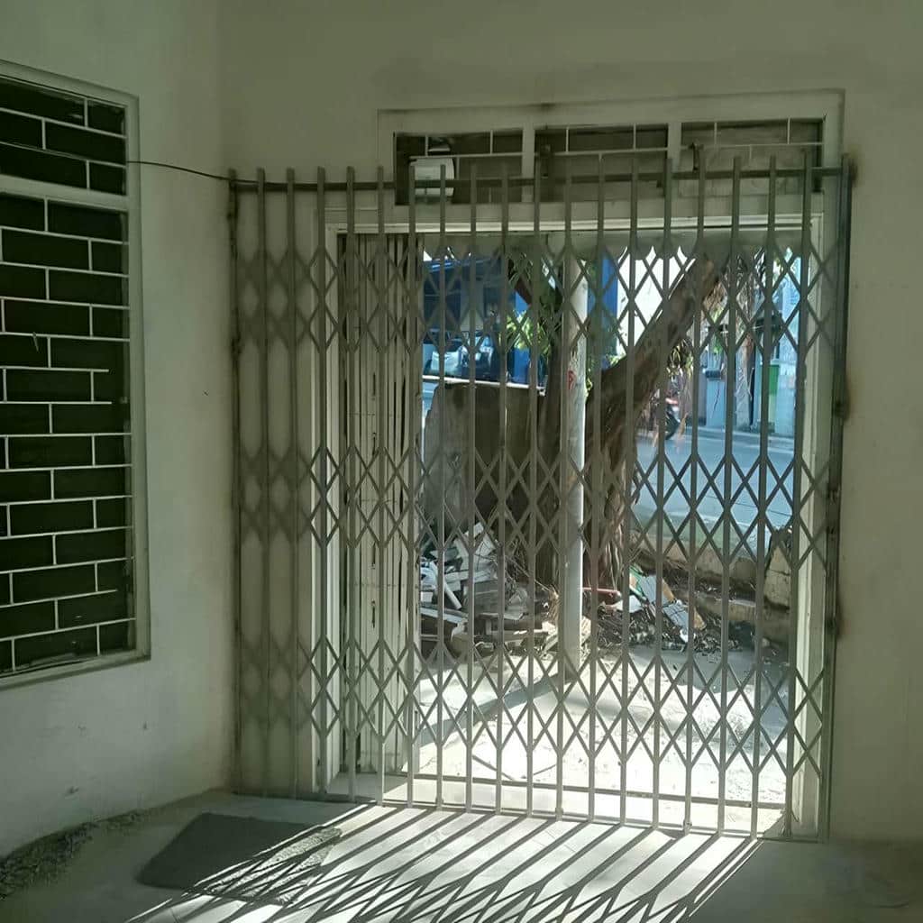گارد کشویی کرم جمع شده کنار دیوار سنگی گارد کشویی کرم جمع شده کنار دیوار سنگی