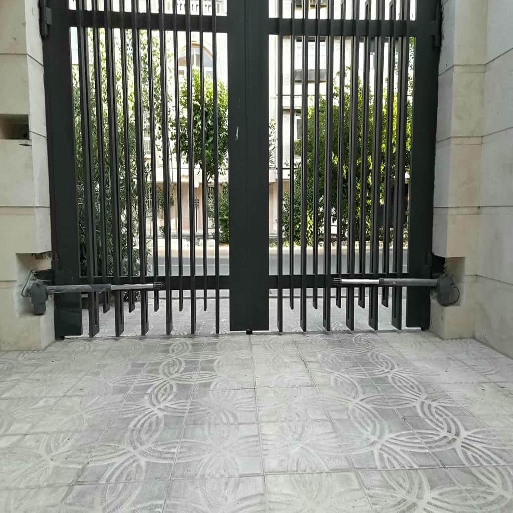جک درب پارکینگ خاکستری روی ورودی استان یزد مرکز فروش جک درب پارکینگ ساده و کاربردی در استان یزد