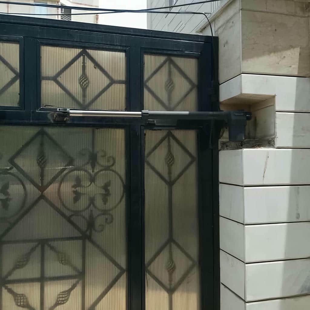 جک درب پارکینگ مشکی روی دروازه روباز استان کرمان مرکز فروش جک درب پارکینگ مناسب فضای باز در استان کرمان