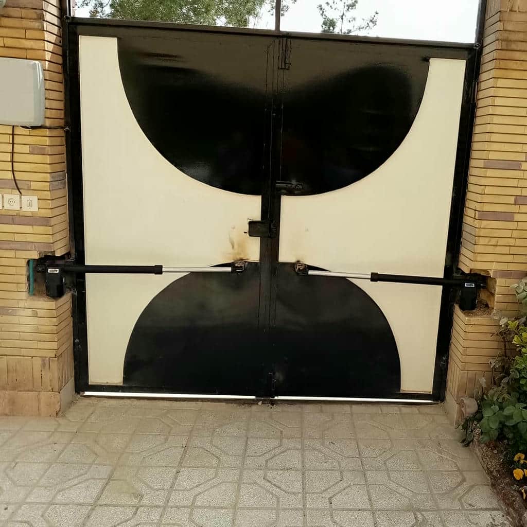 جک درب پارکینگ مشکی روی لنگه عریض رشت مرکز فروش جک درب پارکینگ برای دهانههای بزرگ در رشت و حومه
